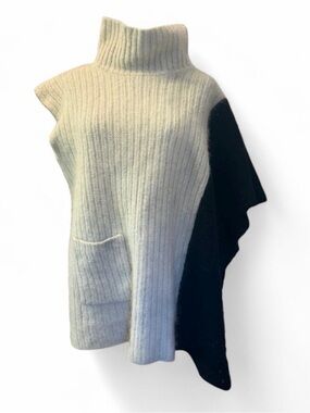 Chunky Wool Two-Tone Turtleneck Poncho Sweater - Cream & Black
